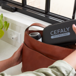CEFALY Technology lanza un programa de recompra/canje para clientes de EE. UU. y Canadá Women getting CEFALY device out of the hand bag.